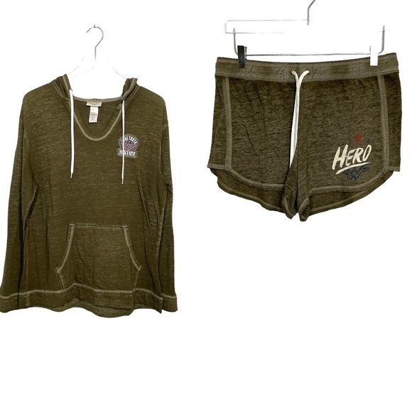 Wonder Woman Other - Wonder Woman Cotton/Poly Pajama Set Hoodie and Shorts Grey/Green Burnout Size L